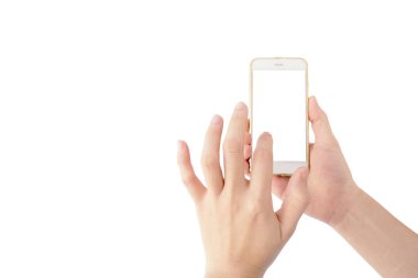 Asyalı kadının eli beyaz arka planda beyaz ekranlı akıllı telefonu tutuyor ve kullanıyor.