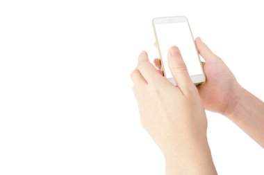 Asyalı kadının eli beyaz arka planda beyaz ekranlı akıllı telefonu tutuyor ve kullanıyor.