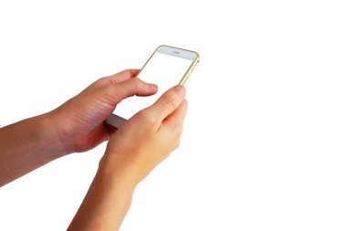 Asyalı kadının eli beyaz arka planda beyaz ekranlı akıllı telefonu tutuyor ve kullanıyor.