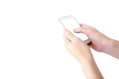 Asyalı kadının eli beyaz arka planda beyaz ekranlı akıllı telefonu tutuyor ve kullanıyor.