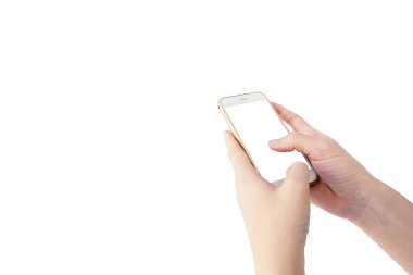 Asyalı kadının eli, beyaz ekran izole edilmiş beyaz arkaplanlı akıllı telefonu kullanmak için tutuyor.