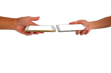 İki Asyalı 'nın eli, beyaz arka planda izole edilmiş akıllı telefondan iletim için birbirine yakın bir akıllı telefon tutuyor.
