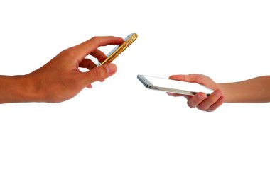 İki Asyalı 'nın eli, beyaz arka planda izole edilmiş akıllı telefondan iletim için birbirine yakın bir akıllı telefon tutuyor.