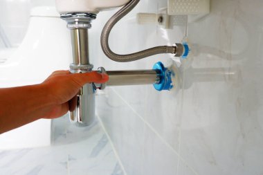 Bu, su giriş borusunun kurulumu ve tuvaletteki havza suyunu boşaltmak için lağım kurulumu.