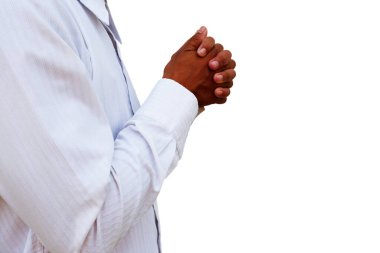 İşadamı, beyaz arka planda izole edilmiş bir şekilde güvende olmak için iki elini de kaldırır.