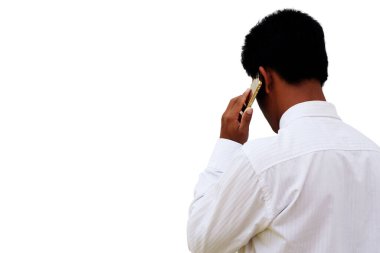 İş adamı, beyaz arka planda izole edilmiş iş sorunları yüzünden telefonda ciddi bir şekilde konuşuyor.