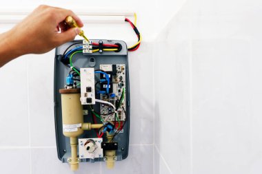 Aktivasyondan önce su ısıtıcısını kurarken elektriği kontrol et