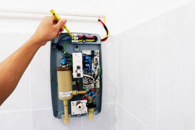 Aktivasyondan önce su ısıtıcısını kurarken elektriği kontrol et