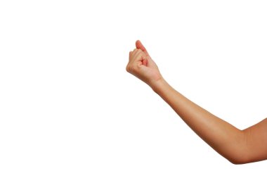 Asyalı bir kadının eli, beyaz arka planda izole edilmiş kol hareketiyle.