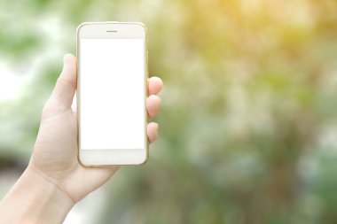 Eller akıllı telefonu tutuyor ve beyaz ekran ile dokunmak açık havada.