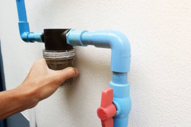 Filtreyi temizlemek için filtreyi döndürmek için eli kullanın.