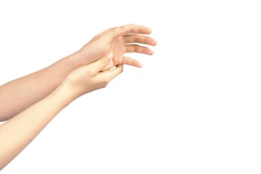 İnsanın eli uzanıp beyaz arka planda izole edilmiş bir şeyi tutar.