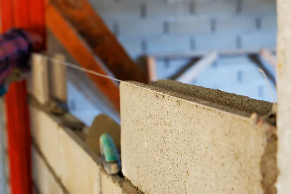 Albañil Tira Cuerda Para Encontrar Nivel Antes Construcción Pared Ladrillo — Foto de Stock