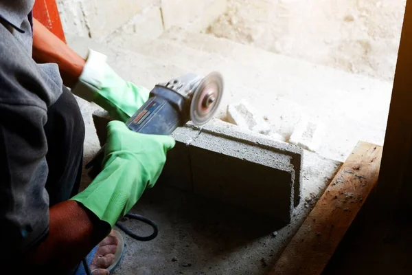 Hombre Albañil Está Cortando Bloque Ladrillo Cemento Con Pequeña Máquina — Foto de Stock
