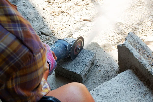 Hombre Albañil Está Cortando Bloque Ladrillo Cemento Con Pequeña Máquina — Foto de Stock