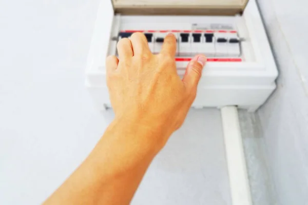 Mão Chegar Até Para Comutação Disjuntores Corrente Elétrica Gabinete Consumidor — Fotografia de Stock