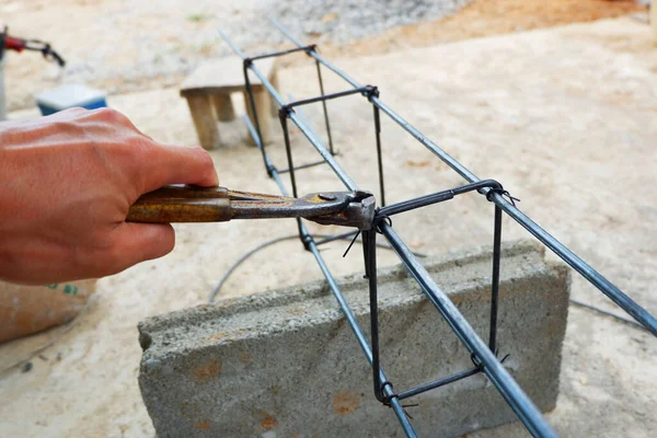 Usando Alicates Para Paquete Hierro Con Alambre Acero Para Estructuras — Foto de Stock