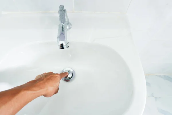 Usando Mão Pressione Botão Drenagem Água Bacia — Fotografia de Stock