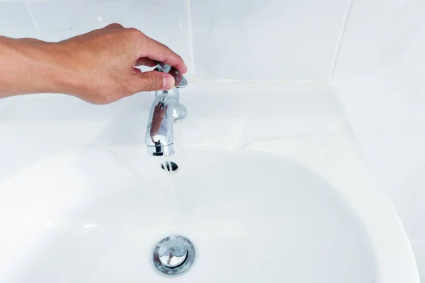 Rubinetto Aperto Mano Del Bacino Con Acqua Flusso — Foto Stock