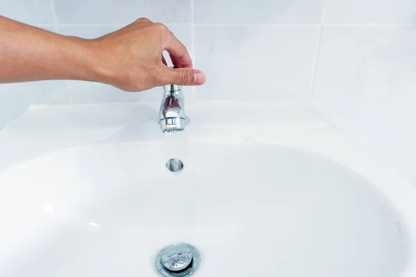 Handgeöffneter Wasserhahn Des Waschbeckens Mit Fließendem Wasser — Stockfoto