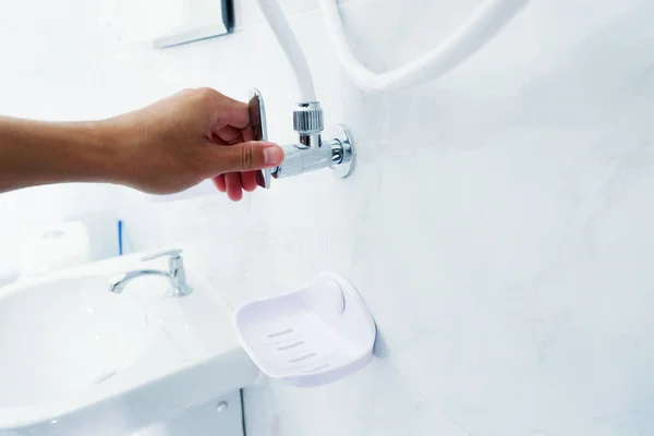 Ręcznie Otwarty Kran Prysznicem Łazience — Zdjęcie stockowe
