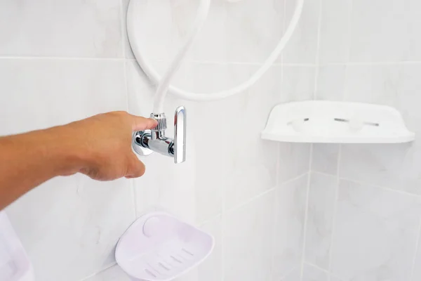 Dłoń Wskazuje Punkt Połączenia Węża Zastawką Prysznica — Zdjęcie stockowe