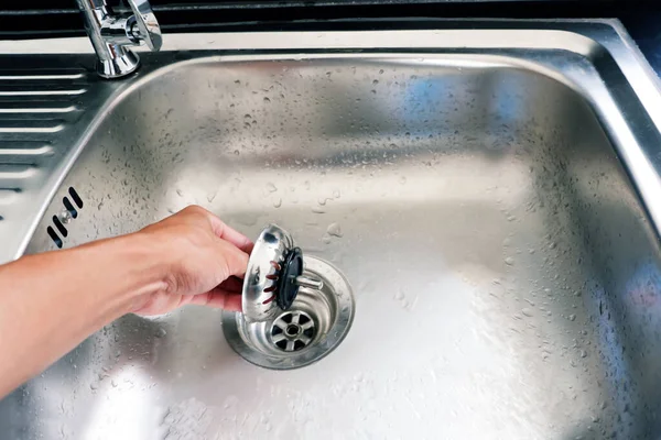 Hand Wird Gefangen Und Deckel Des Abflusslochs Des Waschbeckens Gezogen — Stockfoto