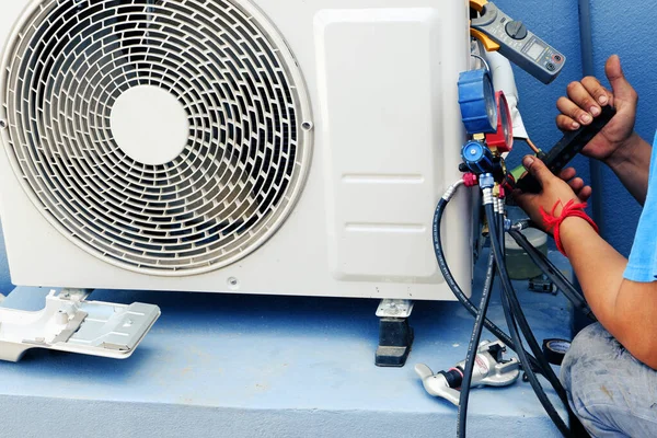 Air Conditioning Technician Repairing Air Conditioner Because Leakage Air Solution — Stock Photo, Image