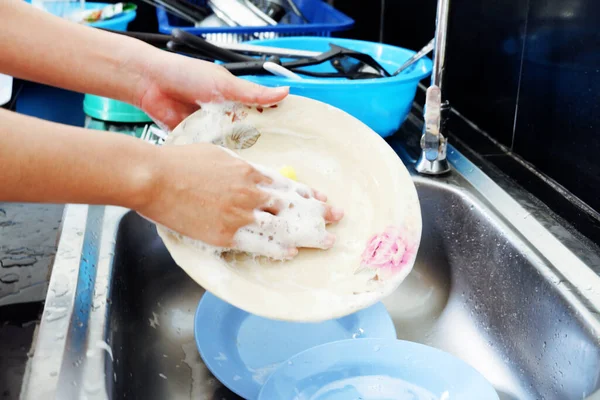 Cuchara Tenedor Lavaplatos Mujer Con Fregadero — Foto de Stock