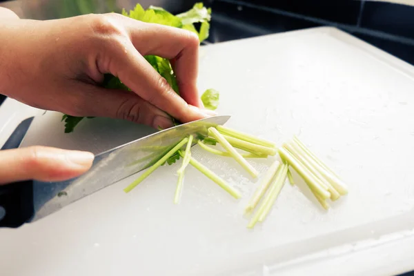 Mano Mujer Está Cortando Cilantro Una Tabla Cortar Con Cuchillo — Foto de Stock