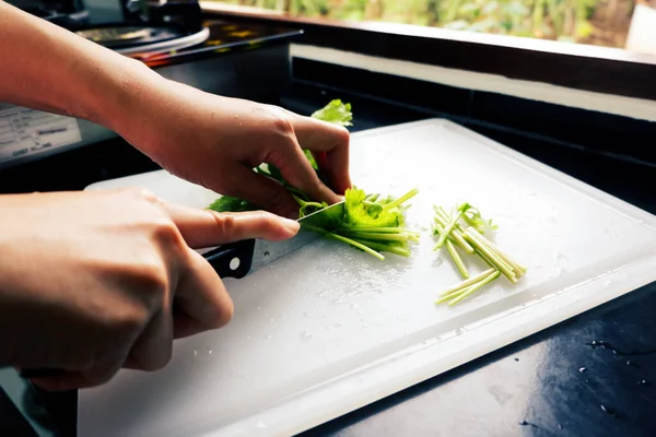 Mano Mujer Está Cortando Cilantro Una Tabla Cortar Con Cuchillo — Foto de Stock