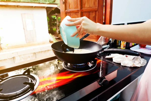 Mano Una Mujer Está Cocinando Con Una Sartén Usa Cucharón — Foto de Stock