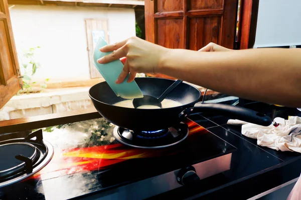 Mão Uma Mulher Está Cozinhando Com Uma Panela Usar Uma — Fotografia de Stock