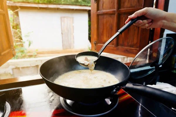 Mão Uma Mulher Está Cozinhando Com Uma Panela Usar Uma — Fotografia de Stock