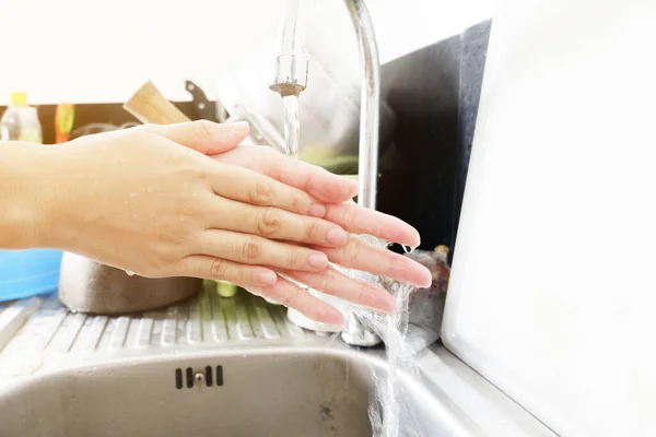 Mão Mulher Lavar Limpar Antes Cozinhar Cozinha — Fotografia de Stock