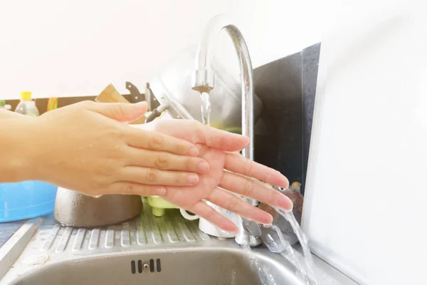 Mão Mulher Lavar Limpar Antes Cozinhar Cozinha — Fotografia de Stock