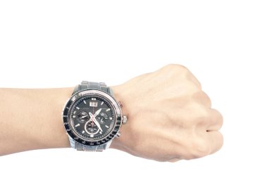 Beyaz arka planda izole edilmiş zamanı görmek için yumruklu bir adamın kolundaki modern saat.