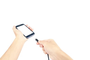 Beyaz arkaplanda izole edilmiş akıllı telefon bataryasını şarj etmek için pil tak