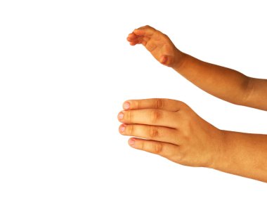 Beyaz arka planda izole edilmiş el işaretini gösteren el hareketleriyle şişman bir kız.