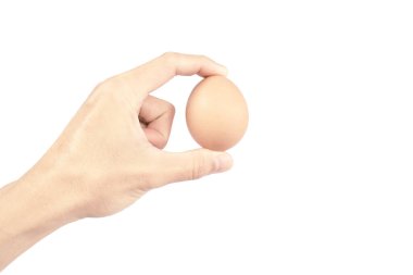 El, yumurtayı izole edilmiş beyaz arka planda tutuyor..