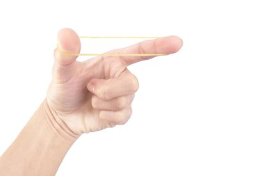 Lastik bant, beyaz arka planda izole edilmiş parmak üstüne yaylı.