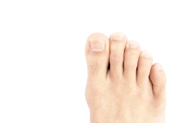 Bembeyaz arka planda izole edilmiş sağlıklı bir adamın ayak parmağı ile ayağını kapat.