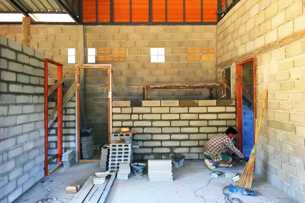 Man Tegelsten Skär Cement Tegelsten Block För Väggkonstruktion — Stockfoto