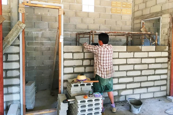 Uomo Muratore Cemento Mattone Blocco Muro Costruzione Nuova Casa — Foto Stock