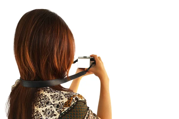 亚洲女人拿着无镜相机拍摄白色背景的照片 — 图库照片