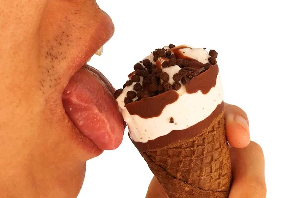男は白い背景に隔離された舌舐めアイスクリームコーンを使用します — ストック写真