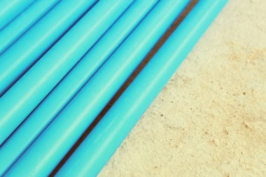 Beton zemine konmuş mavi plastik boru.