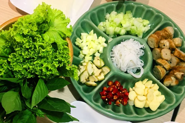 Muitos Alimentos Mesa Pronto Para Comer — Fotografia de Stock