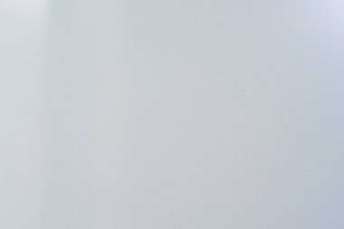 Kremle kaplanmış metal bir levhanın yüzey dokusu.