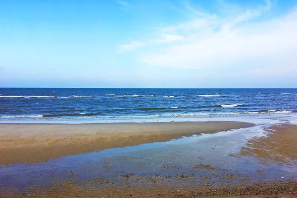 ホアヒンの海の真ん中のビーチの眺め — ストック写真